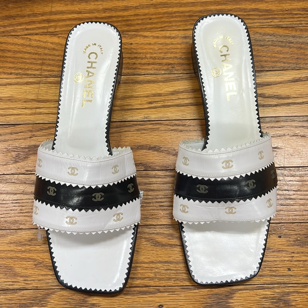 CHANEL | Camellia Cruise Collection blk/wht leather logo slides/sandals - Picture 2 of 11